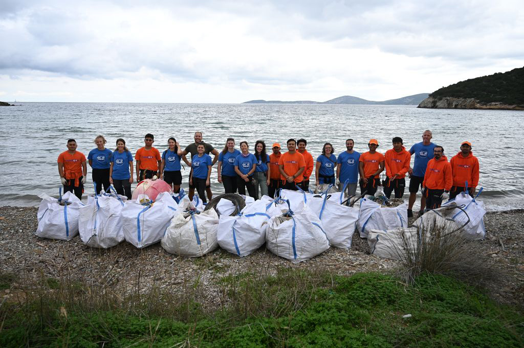 Recupero rifiuti nella spiaggia del Golfo Saronico