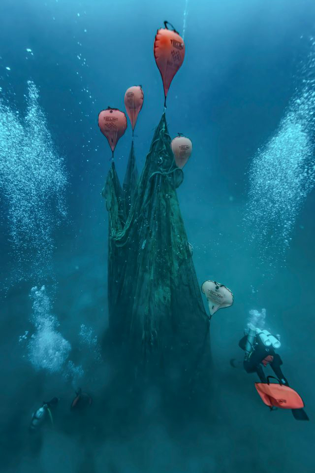 Subacquei che rimuovono le reti nel Golfo Saronico