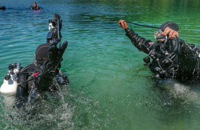 Esercizio di addestramento subacqueo in acqua bassa con simulazione di stress e gestione dell’attrezzatura
