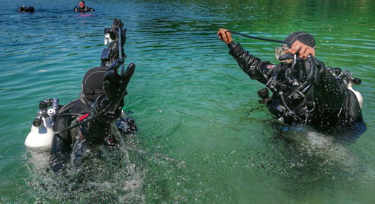 Esercizio di addestramento subacqueo in acqua bassa con simulazione di stress e gestione dell’attrezzatura