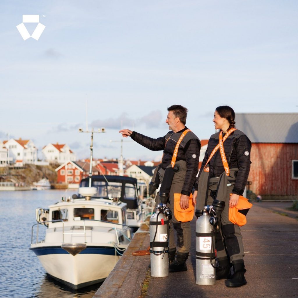 Subacquei equipaggiati con muta stagna Avatar 102 AIRON in contesto reale, soluzione pronta consegna Nauticamare