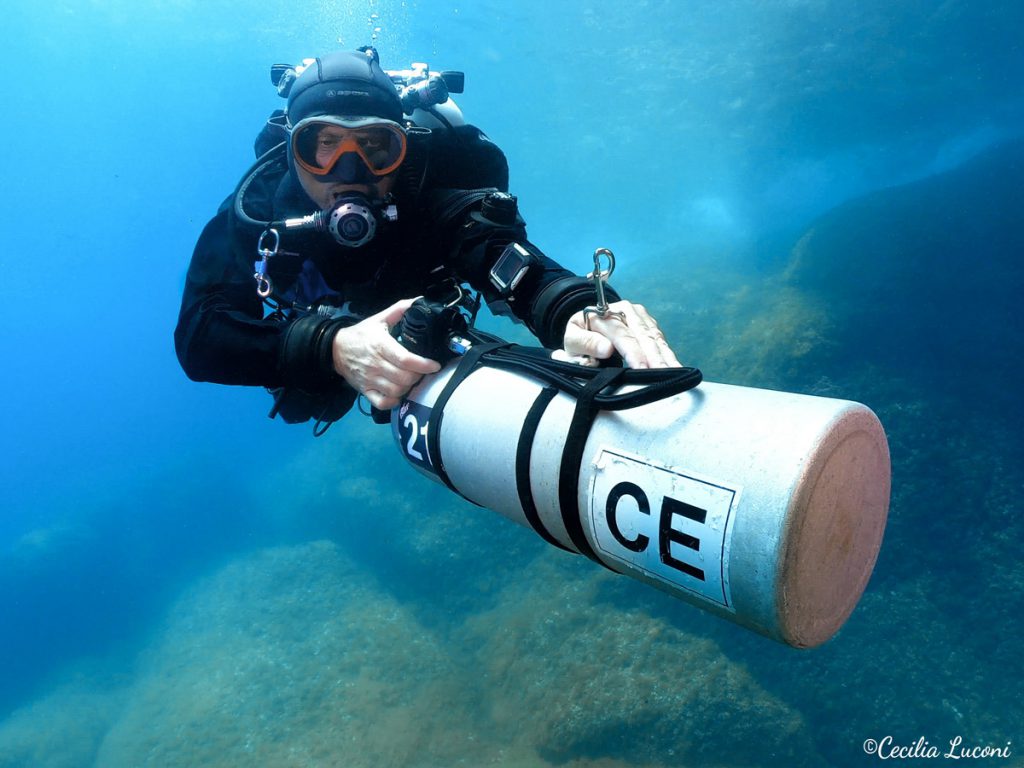 Subacqueo in assetto orizzontale con stage laterale, esempio di integrazione tra corpo e configurazione dell’attrezzatura subacquea
Subacque