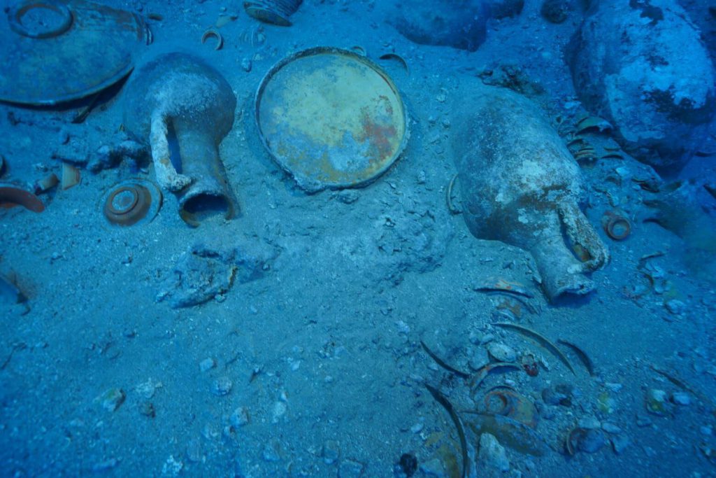 “Ceramiche romane da mensa sul fondale del sito di Adrasan, tra piatti, ciotole e frammenti depositati nella stiva della nave.