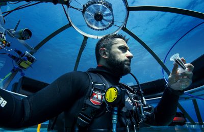 subacqueo in un laboratorio sottomarino mentre effettua un campionamento dell’acqua nemo noli emilio