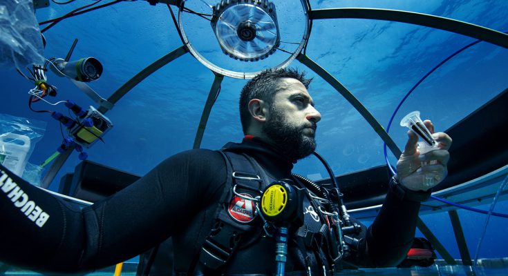 subacqueo in un laboratorio sottomarino mentre effettua un campionamento dell’acqua nemo noli emilio