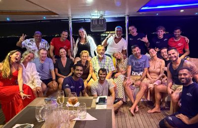 Gruppo di turisti in barca maldive