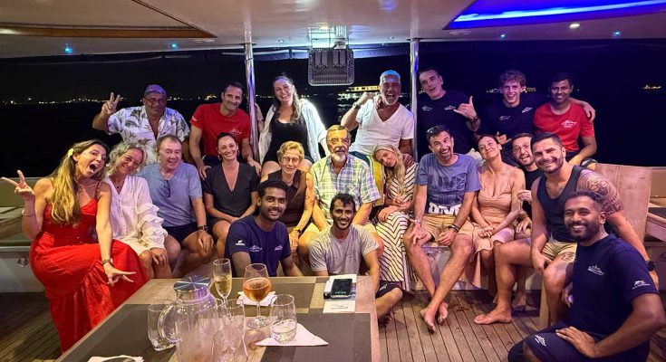 Gruppo di turisti in barca maldive