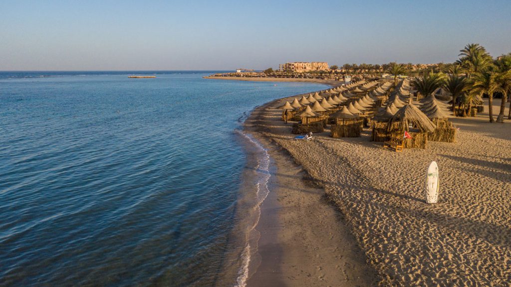 Vista aerea della baia di Ras Allasad davanti a Utopia Beach Club vicino El Quseir