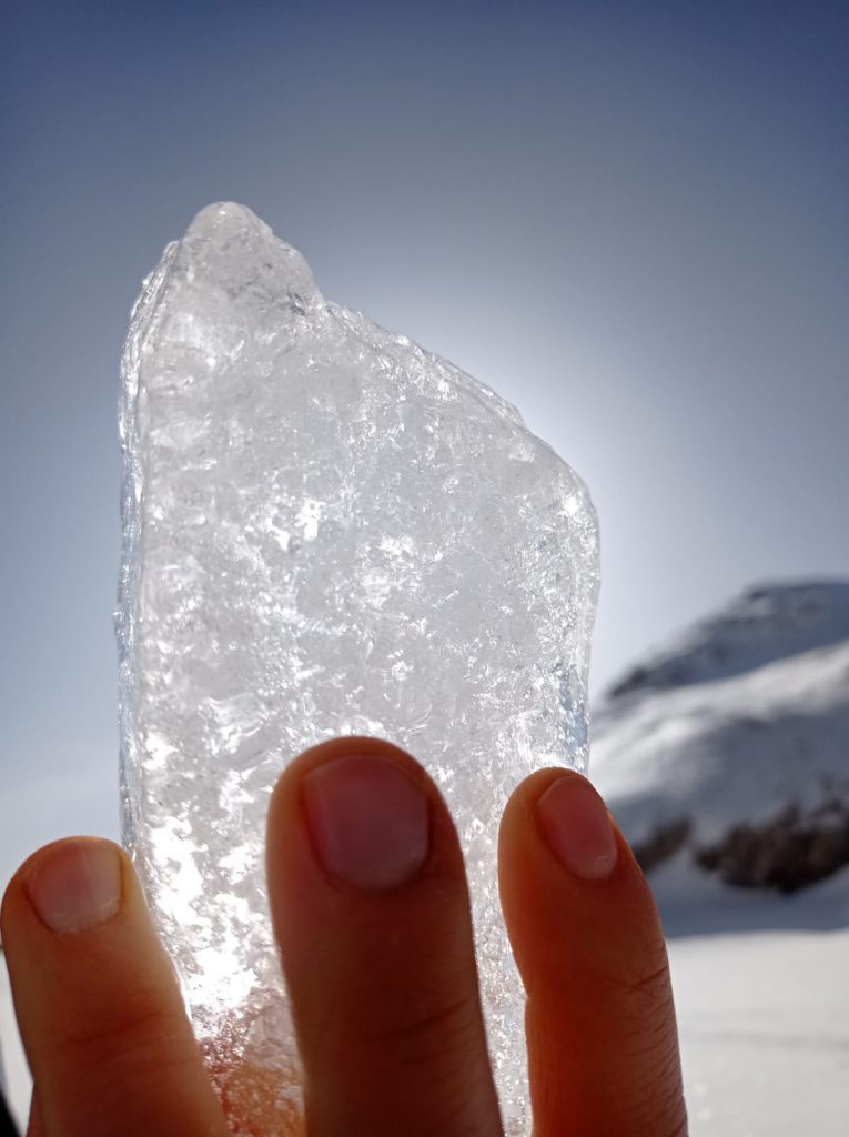 Carota di ghiaccio prelevata al Lago di Antermoia durante la spedizione invernale subacquea nelle Dolomiti