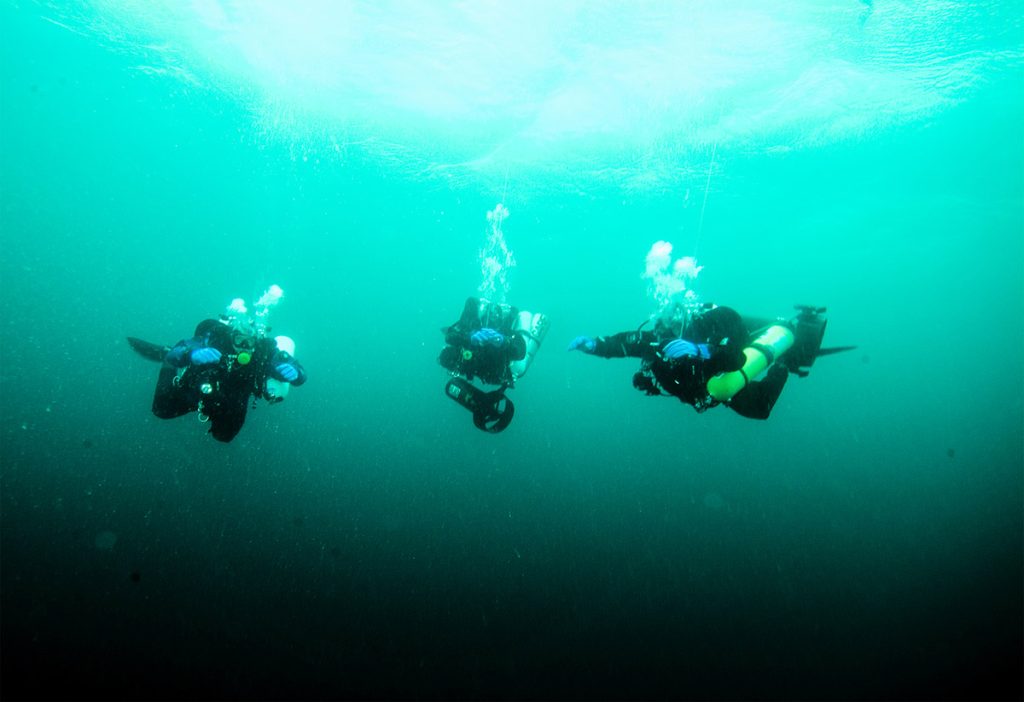 solo vs. team diving