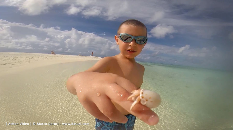 bambino alle maldive