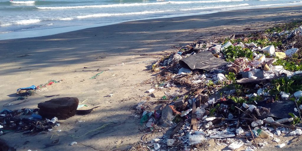 Spiaggia sporca di plastica