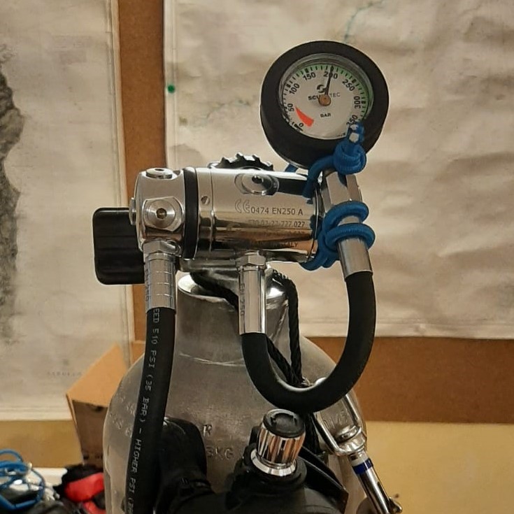 Attrezzatura tecnica per immersioni in inverno