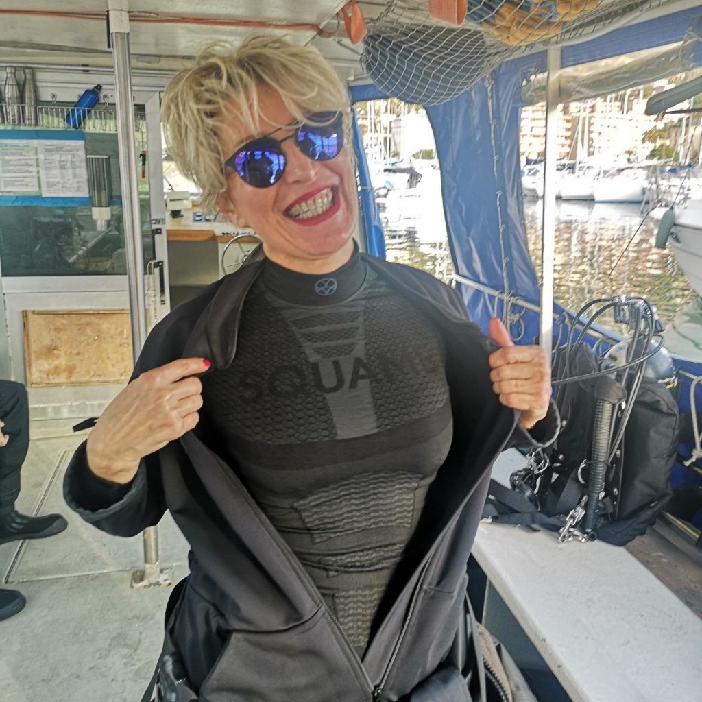 Suabacqueo muta e sottomuta per il freddo in acqua sub invernale