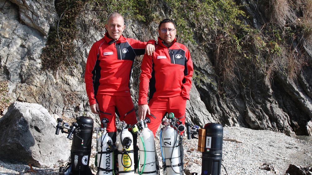 subacquei che si preparao ad un immersione nel lago di Como