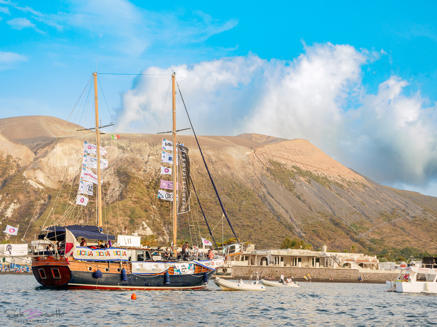 festival concerto in barca di fronte alle isole Eolie