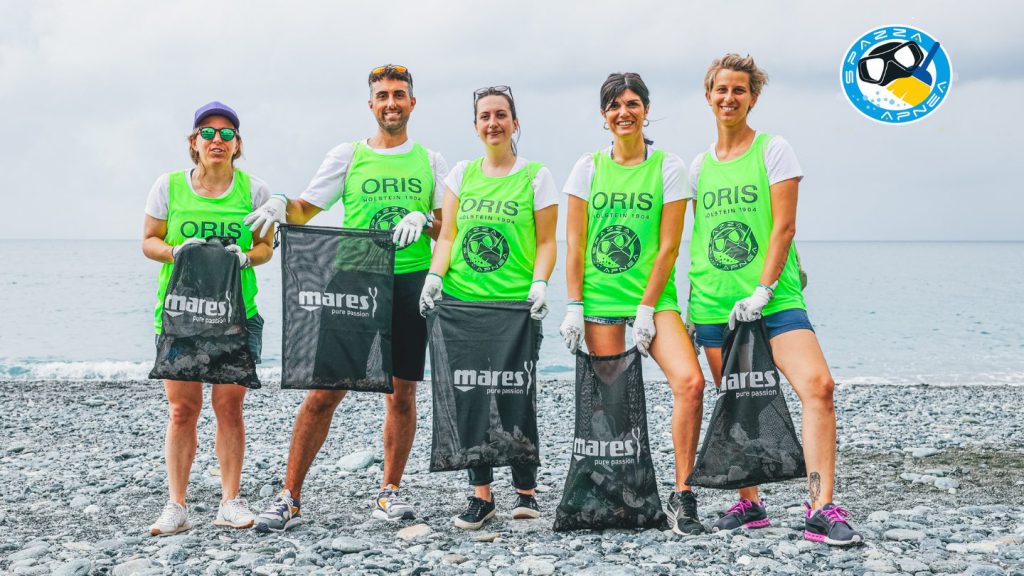 Fondali puliiti, ragazzi in spiaggia