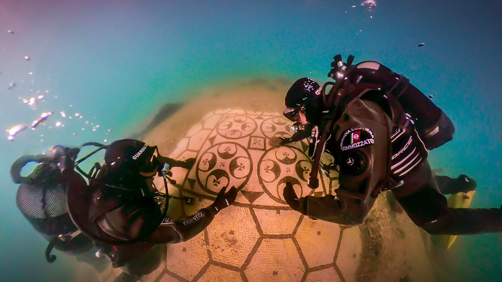 subacquei esplorano sito archeologico