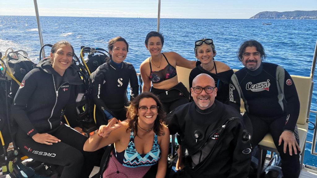 gruppo di sub su barca