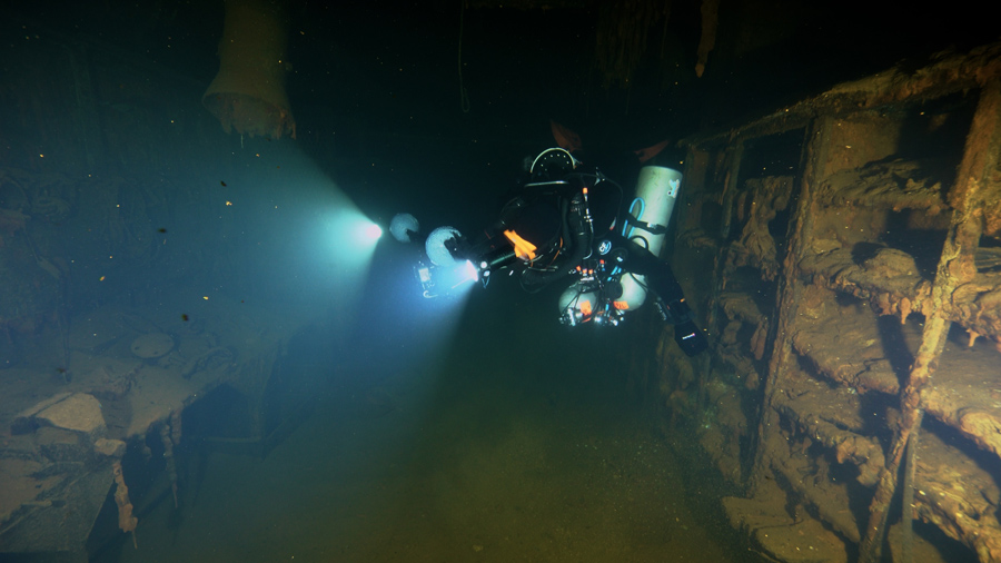 subacquei tecnici con gear completo e attrezzatura video