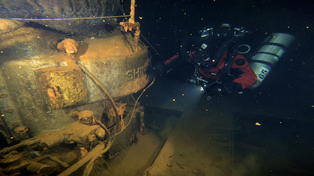 subacqueo tecnico esplora relitto haven per riprese documentario