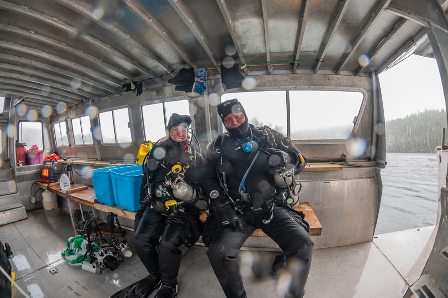 Preparazione dell’attrezzatura subacqueanella neve per entrare negli Skookumchuck Narrows.
