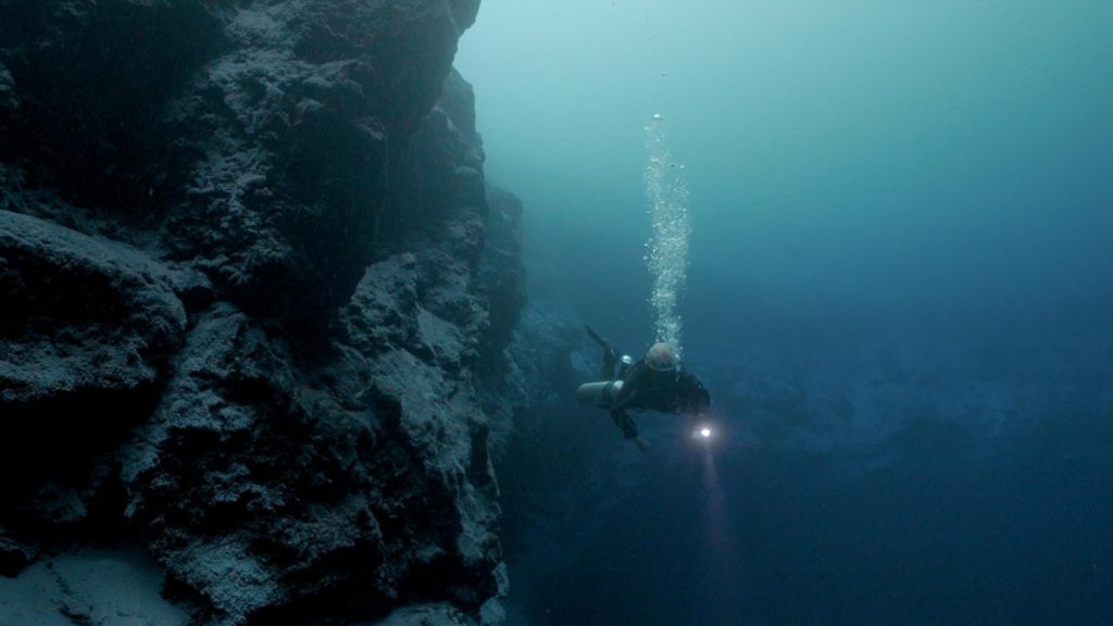 diving darkness grotta