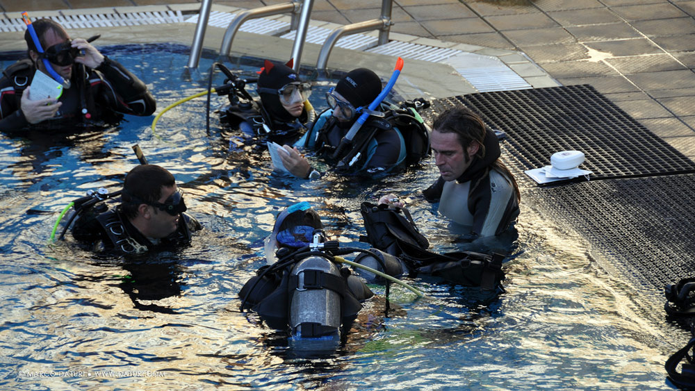 scuola sub piscina passare corso open water