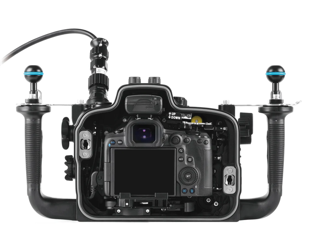 Custodia Nauticam NA-R5II per Canon EOS R5 mk2: perfetta per i fotografi subacquei che cercano ergonomia e affidabilità in immersione, con controllo del vuoto integrato