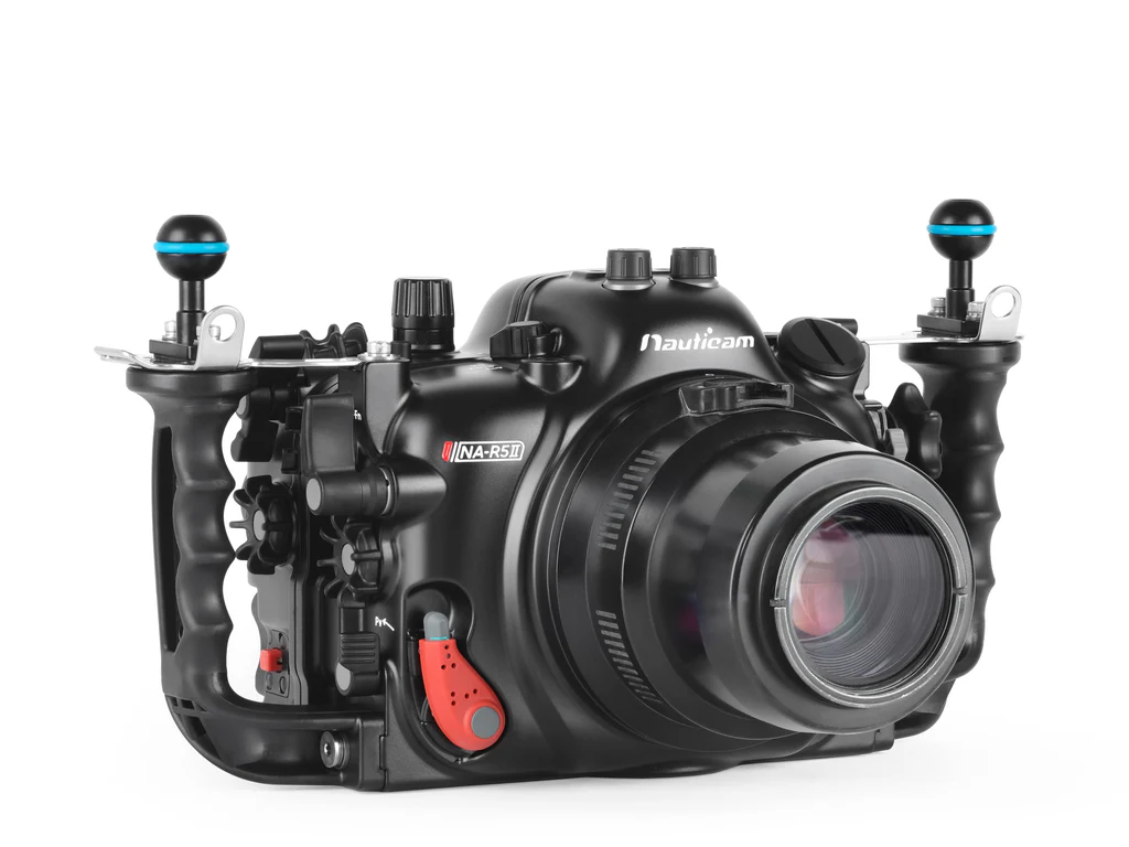 Protezione totale per Canon R5 mk2 con Nauticam NA-R5II: ergonomia avanzata, trigger led TTL e compatibilità con ottiche EF-mount e RF-mount.