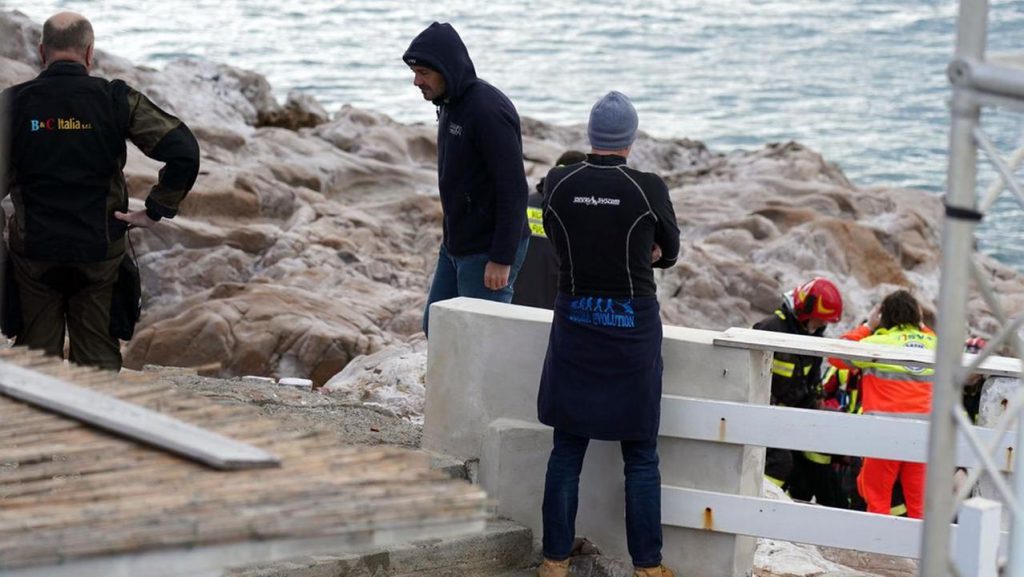 Soccorsi a calafuria sub morto