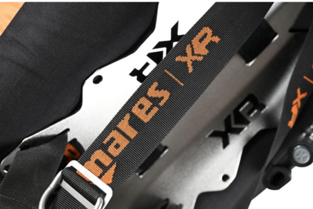 Dettaglio dell'imbracatura Mares XR HV con cinghia logata e piastra in acciaio inossidabile