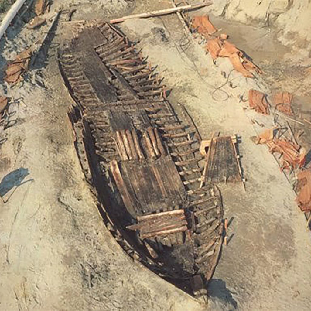 Vista dall'alto del relitto della Fortuna Maris a Comacchio