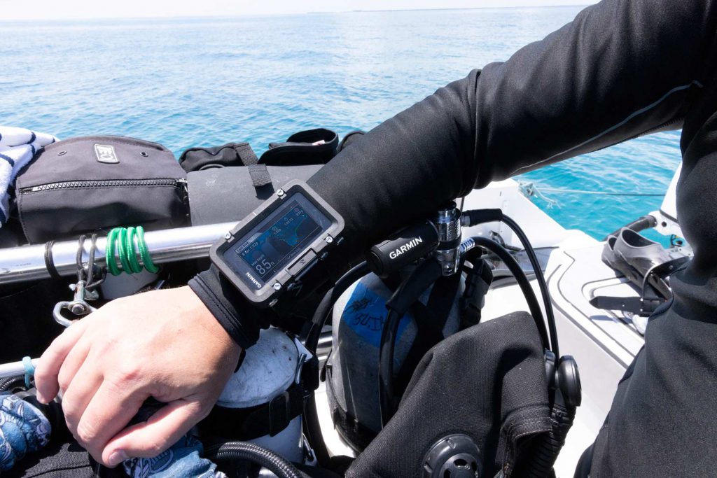 Computer da immersione Descent X50i al polso di un subacqueo