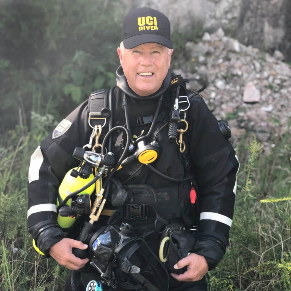 Subacqueo tecnico con muta stagna e attrezzatura completa, UCI Diver, pronto per immersione in acque interne