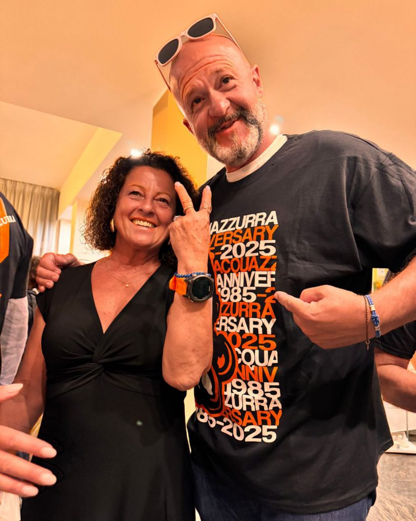 Festeggiamenti per l'anniversario di Acquazzurra con maglietta celebrativa e sorrisi