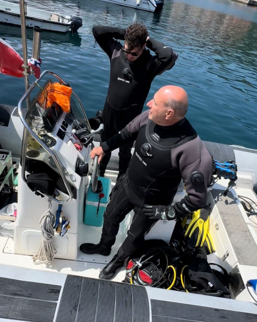 Due subacquei a bordo del gommone pronti per un’immersione all’Isola d’Elba