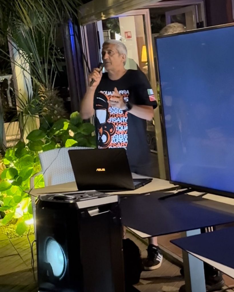 Presentazione serale della storia di Acquazzurra con t-shirt celebrativa