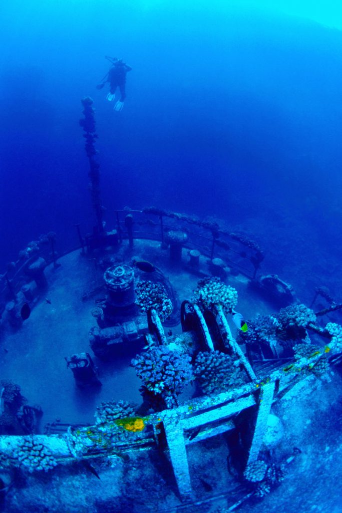 Veduta del relitto Kanka con colonie di madrepore sulla struttura metallica a Zabargad, nel Mar Rosso egiziano