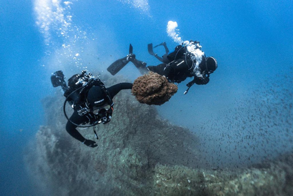 Subacquei che puliscono i fondali