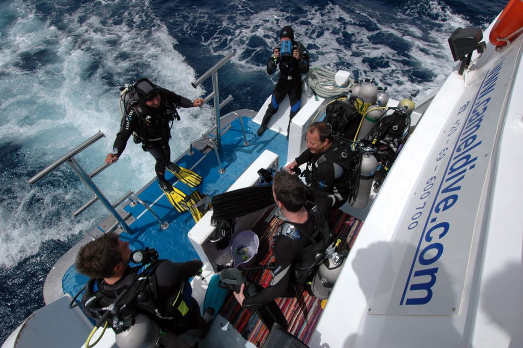 Subacquei sul ponte barca Camel Dive pronti a immergersi a Sharm