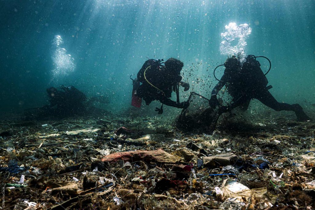 Subacquei che puliscono fondale marino 