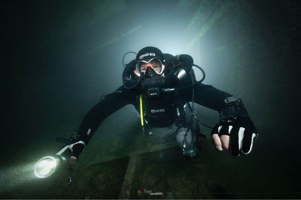 ogni respiro conta foto libro dentro relitto sub