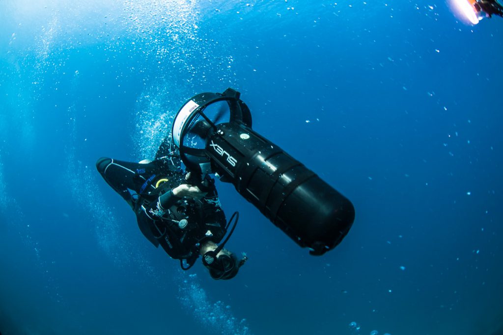 Subacqueo utilizza uno scooter subacqueo (DPV) durante immersione in corrente