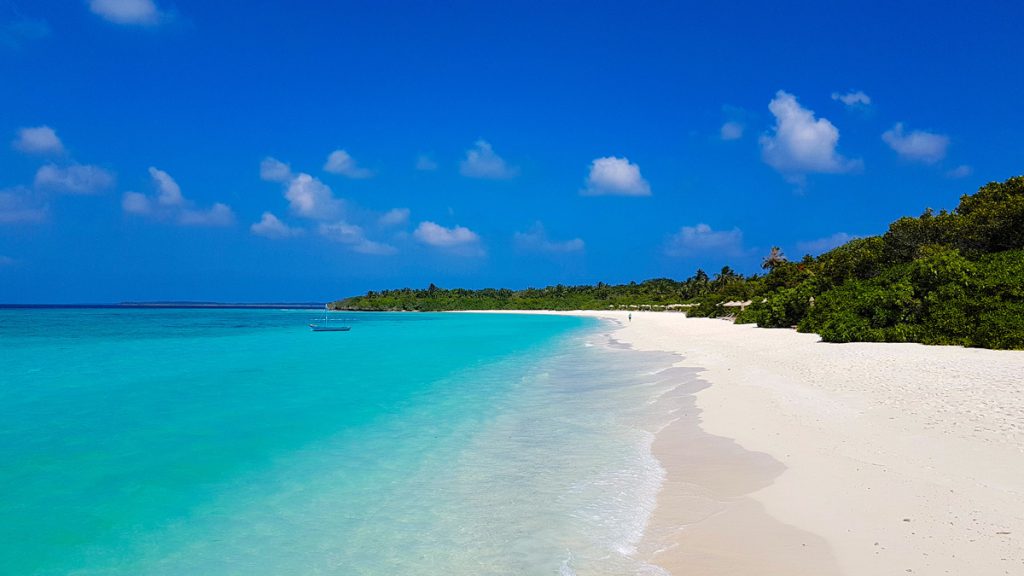 Spiaggia di sabbia bianca e mare turchese negli atolli centrali delle Maldive, itinerario crociera di Capodanno.
