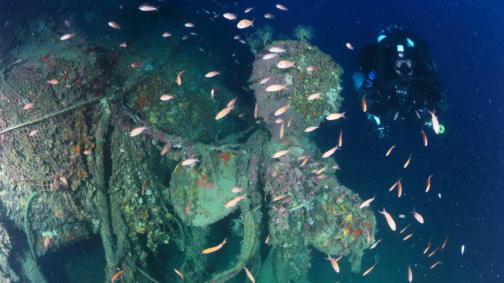 Subacqueo del team Rebreather Sicilia accanto all’elica di dritta del sommergibile Sebastiano Veniero, ricoperta di reti e colonie marine