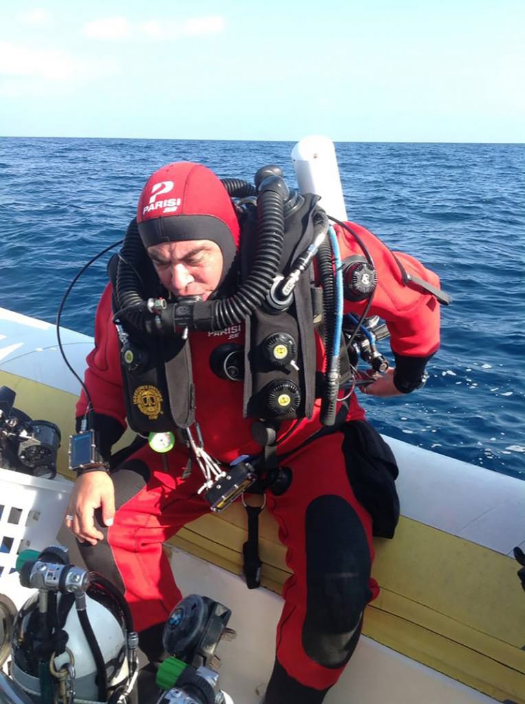 Subacqueo del team Rebreather Sicilia a bordo del gommone, pronto per l’immersione sul sommergibile Sebastiano Veniero