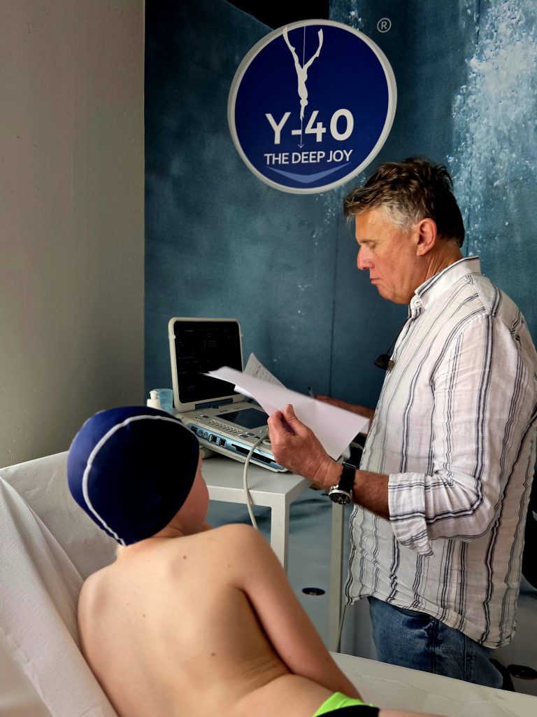 Il dottor Claudio Marabotti analizza i dati ecografici cardiaci di un giovane atleta coinvolto nello studio sull’apnea pediatrica allo Y-40