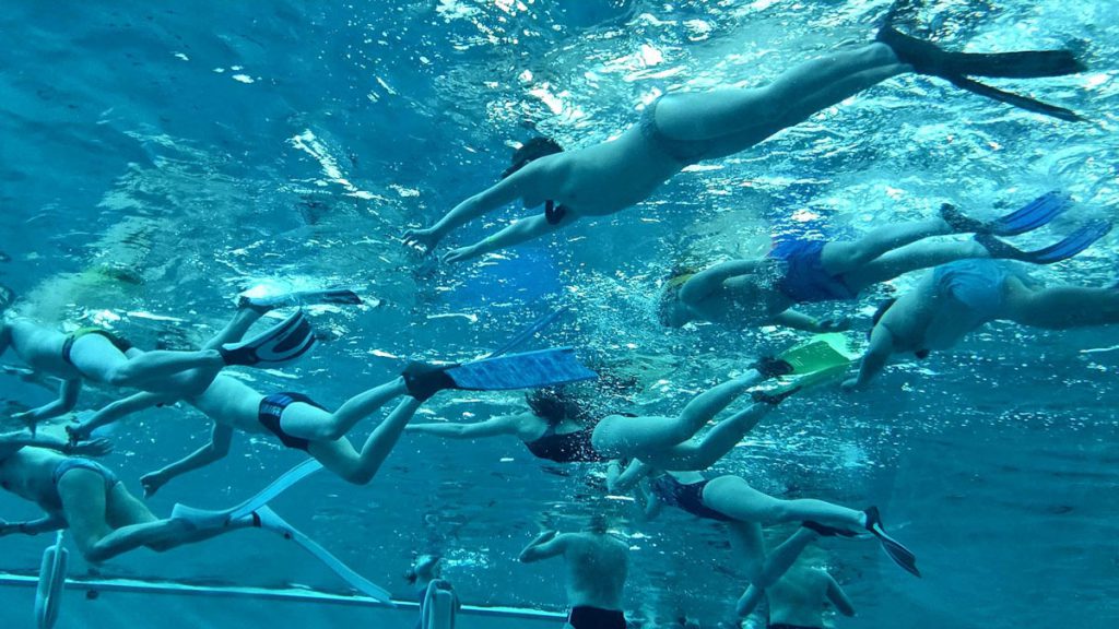 Gruppo di bambini in immersione controllata nella piscina Y-40 durante la prova pratica del progetto di ricerca sull’apnea