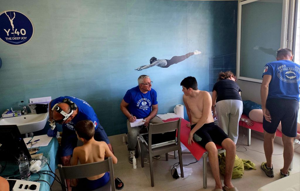 Il dottor Nicola Sponsiello esegue il controllo fisico e la pesata di un giovane apneista durante la sessione di test allo Y-40